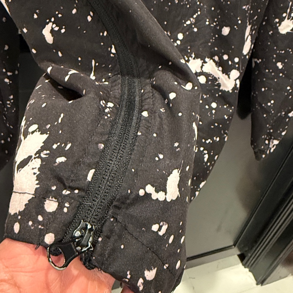 Carbon Hype Windbreaker Black and White Splatter Design Pullover. Size L - Picture 8 of 8